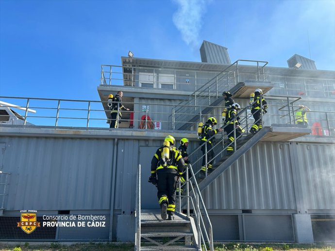 Efectivos de Bomberos del Consorcio de la provincia de Cádiz durante una formación en la Base de Rota.