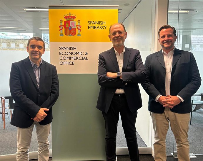 El DG de Calidad Agroalimentaria y Producto Local, Joan Llabrés; el delegado comercial del Ministerio de Economía, Comercio y Empresa y miembro de delegación del ICEX en Londres, Rafael Ortega, y el director de Foods and Wines from Spain, Fernando Muñoz.