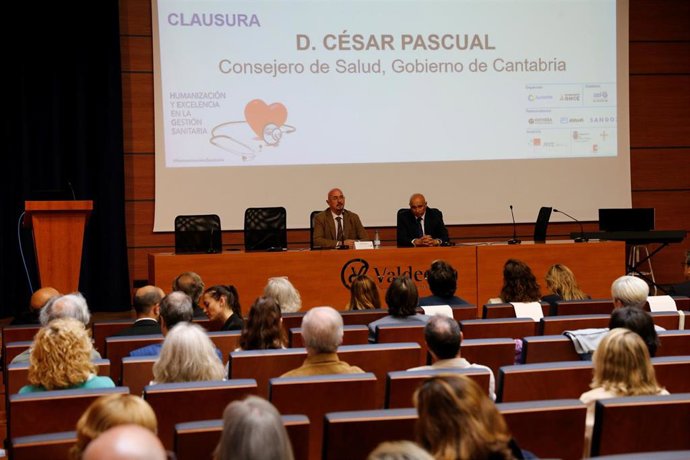 El consejero de Salud, César Pascual, ha reivindicado el humanismo como "esencia" de la profesión sanitaria