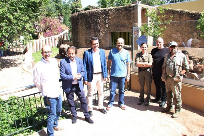 El alcalde de Córdoba, José María Bellido (3i), y el presidente del Imgema, Daniel García Ibarrola (2i), en la visita al Centro de Conservación Zoo de Córdoba para presentar al nuevo rinoceronte indio.