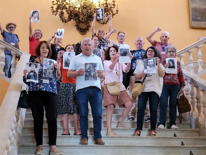 Los representantes memorialistas tras abandonar el pleno al ser desalojados por interrumpirlo