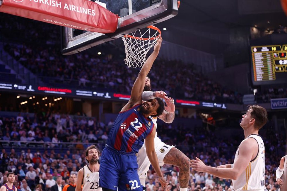 Archivo - Jabari Parker y Vincent Poirier durante un Real Madrid-Bara de la temporada 23-24