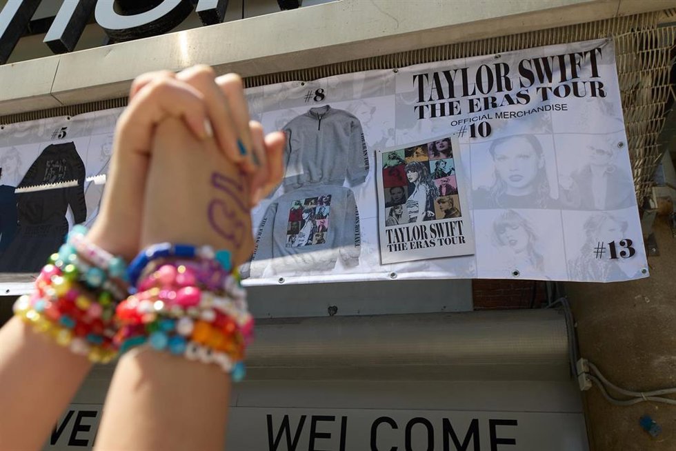 Tienda de merchandaising, en los alrededores del Estadio Santiago Bernabéu, a 28 de mayo de 2024