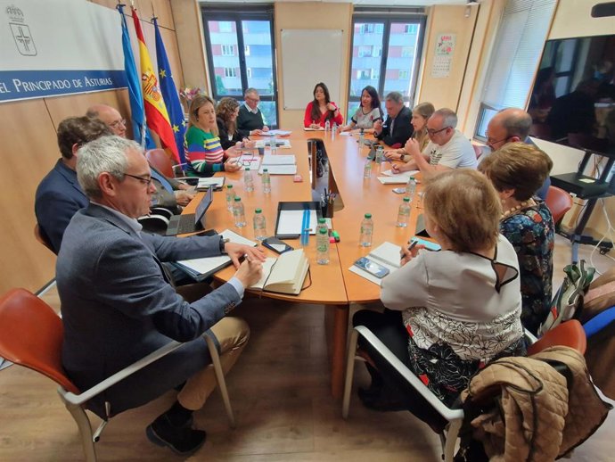 La consejera de Educación, Lydia Espina durante la reunión que ha mantenido con el comité de direcciones de Secundaria.
