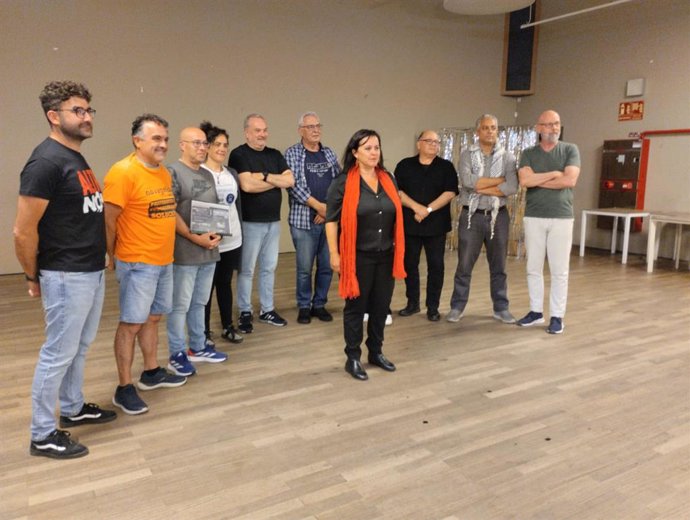 Ana Miranda (BNG) junto a representantes de colectivos en un acto de campaña