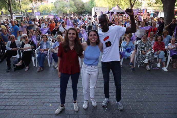 De izquierda de derecha, la coordinadora de Podemos en Baleares, Lucía Muñoz, y los candidatos de Podemos a las elecciones europeas del 9J Irene Montero y Serigne Mbayé.