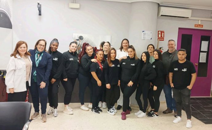 Alumnas del curso de formación en auxiliar de peluquería y estética de la Fundación Adsam en el barrio de Las Palmeras de Córdoba.