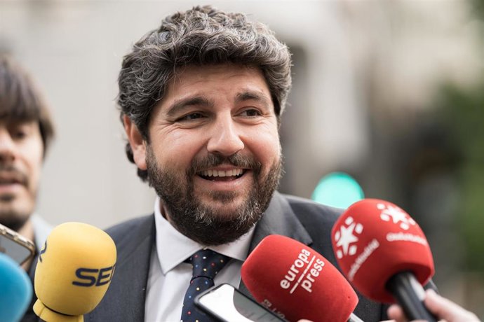 El presidente de la Región de Murcia, Fernando López Miras, atiende a los medios 