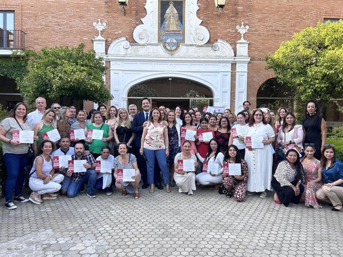 El edil José Luis García con familias del programa municipal de Formación y Apoyo