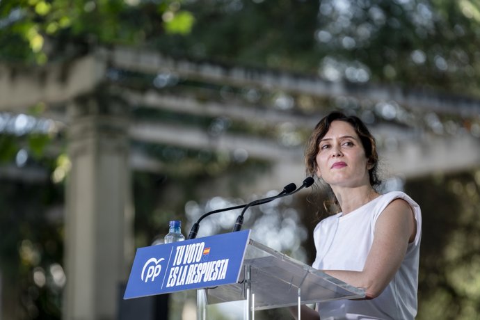 La presidenta de la Comunidad de Madrid, Isabel Díaz Ayuso, interviene durante un acto de campaña del partido, en el Parque Finca Liana, a 28 de mayo de 2024, en Madrid (España).