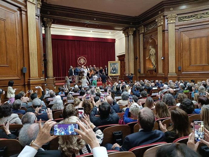 El Icab presenta el retrato de su exdecana Maria Eugènia Gay