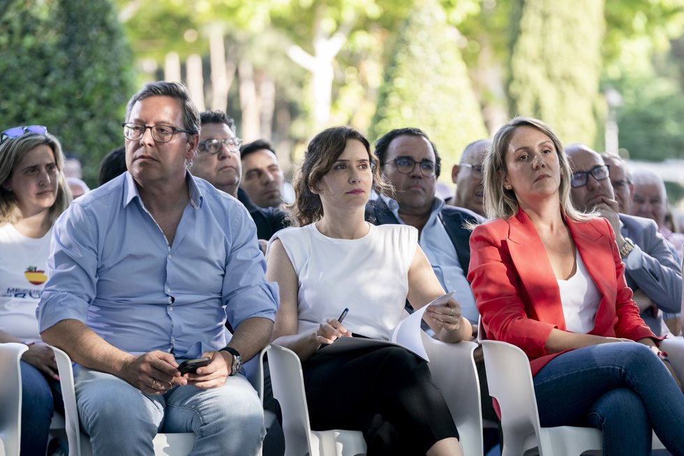 (I-D) El secretario general del PP de Madrid, Alfonso Serrano; la presidenta de la Comunidad de Madrid, Isabel Díaz Ayuso y la número 3 del PP para las europeas, Alma Ezcurra, durante un acto de campaña del partido, en el Parque Finca Liana, a 28 de