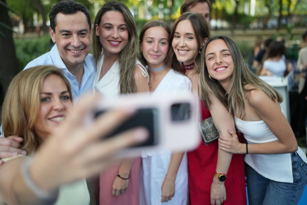 El presidente del PP-A, Juanma Moreno, durante el encuentro con jóvenes.