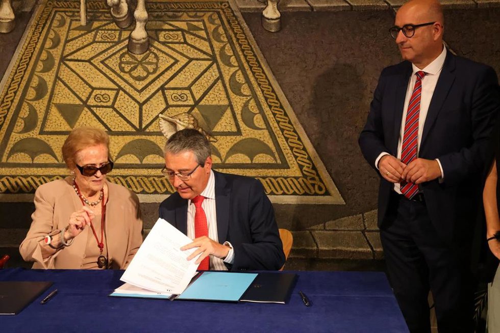 El presidente de la Diputación de Málaga, Francisco Salado, en el homenaje a la poeta María Victoria Atencia.