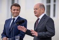 Macron apoya que Ucrania pueda atacar posiciones rusas mientras Scholz incide en el derecho de Kiev a "defenderse"