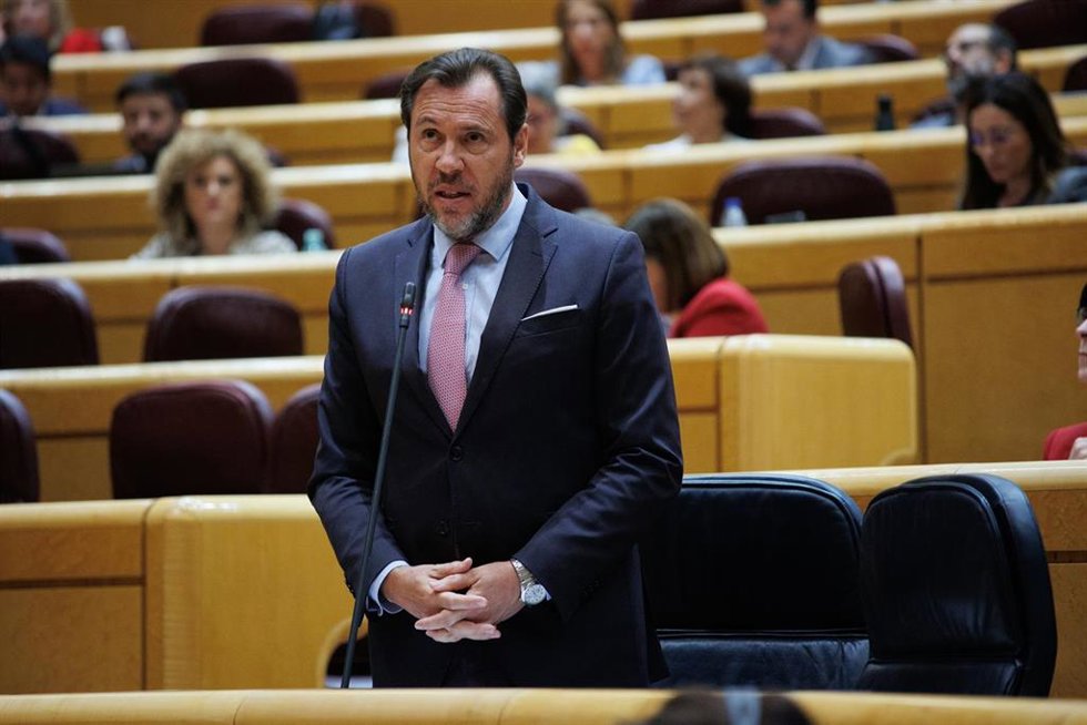El ministro de Transportes y Movilidad Sostenible, Óscar Puente, durante una sesión de control al Gobierno, en el Senado, a 28 de mayo de 2024, en Madrid (España). A 2 días de que la ley de amnistía vuelva a debatirse en el Congreso para ser aprobada, h