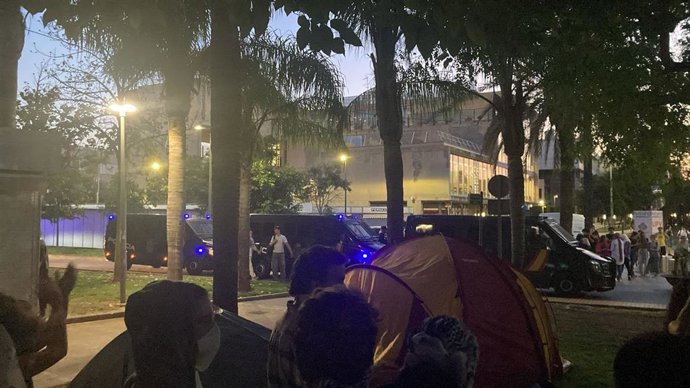 Furgones de la Policía ante la Acampada por Palestina en la Universitat Politècnica de València