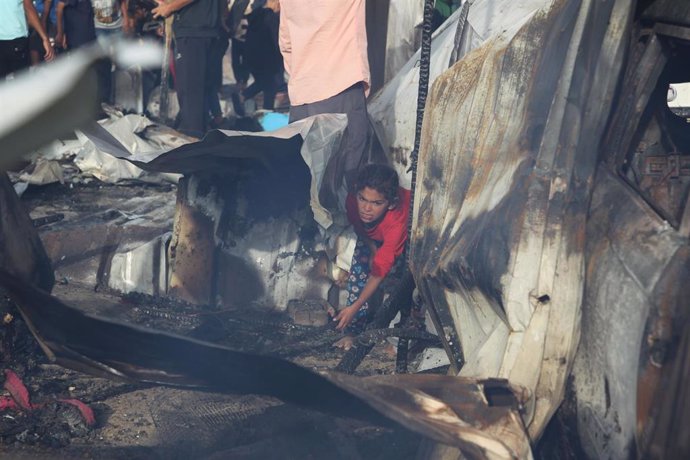 Un palestino en el campamento de desplazados atacado por Israel en Rafá, en el sur de la Franja de Gaza