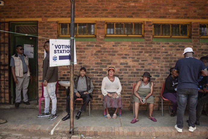 Archivo - Imagen de archivo de un colegio electoral en Sudáfrica