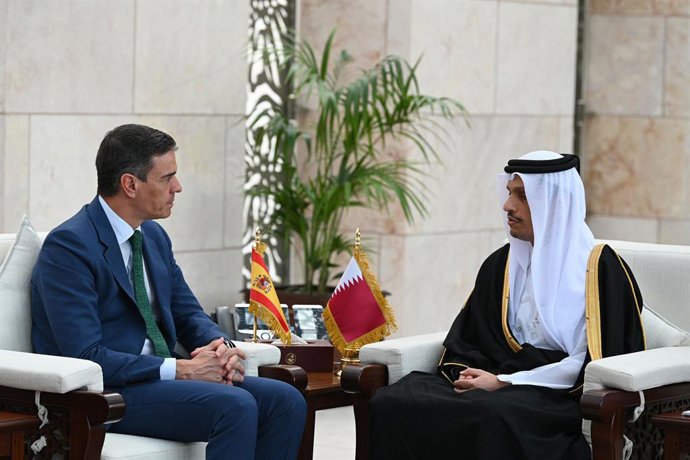 Archivo - El presidente del Gobierno, Pedro Sánchez (i), y el primer ministro y ministro de Asuntos Exteriores del Estado de Catar, Mohamed bin Abdulrahman al Zani (d), durante la firma de acuerdos entre España y Catar, a 3 de abril de 2024, en Doha (Ca