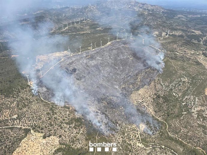 Imagen aérea del incendio del Coll de l'Alba en Tortosa (Tarragona) a las 14.30 horas del martes