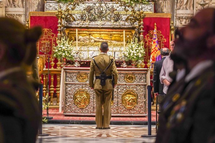 Archivo - Desfile militar del Arma de Ingenieros del Ejército en la Catedral por la festividad de San Fernando, con la urna del Santo Rey abierta, en foto de archivo.