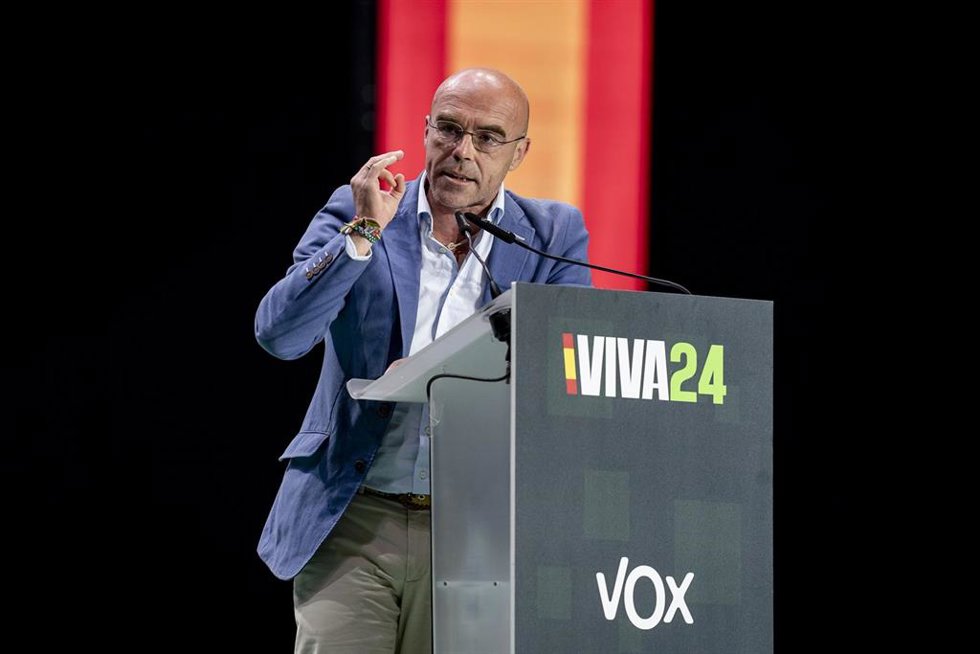 El candidato de VOX para las elecciones europeas, Jorge Buxadé, interviene durante el acto Viva 24 de VOX, en el Palacio de Vistalegre, a 19 de mayo de 2024, en Madrid (España)