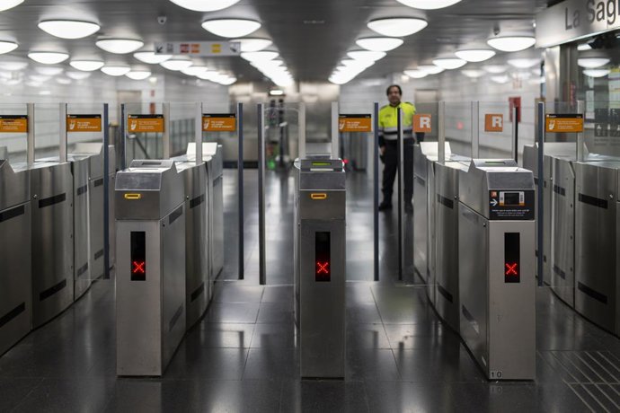 La estación de Renfe y Metro 'La Sagrera' cerrada, a 12 de mayo de 2024, en Barcelona, Catalunya (España). Un robo de cobre ha provocado una avería generalizada en todas las líneas del servicio ferroviario de Rodalies en la ciudad de Barcelona, por una so