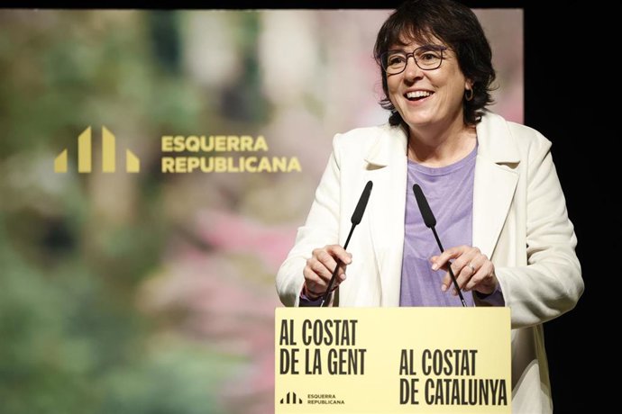 La eurodiputada y candidata de ERC al Parlamento Europeo, Diana Riba, interviene durante un mitin de su partido, en el Teatre Sagarra, a 30 de abril de 2024, en Santa Coloma de Gramenet