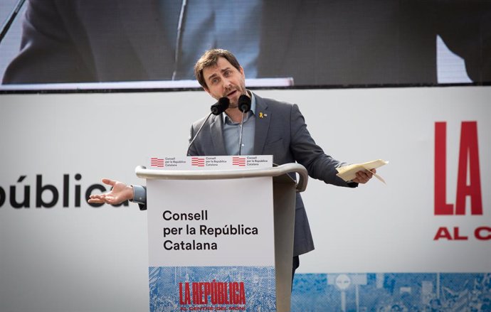 Archivo - L'exconseller de Salut de la Generalitat de Catalunya, Toni Comín, intervé en l'acte del Consell de la República a Perpinyà (França) a 29 de febrer de 2020.