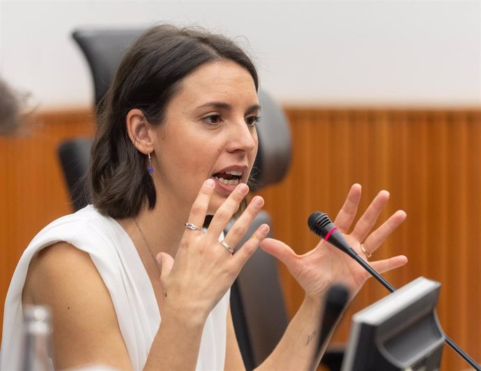 La secretaria Política de Podemos y candidata a las elecciones europeas, Irene Montero, informa sobre la situación del mercado laboral en España, en el Congreso de los Diputados, a 30 de abril de 2024, en Madrid (España).