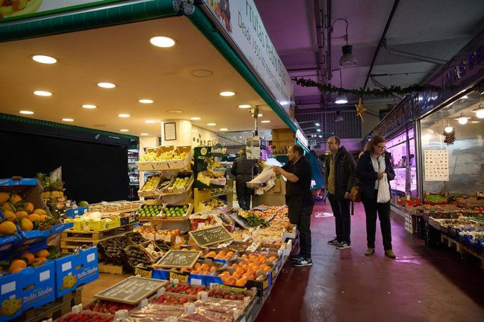 Archivo - Expositor de una frutería en un mercado, a 31 de diciembre de 2023, en Madrid (España). Las familias ultiman sus compras para despedir el año en la cena de Nochevieja y la celebración de la entrada del año con las tradicionales doce uvas. A la s