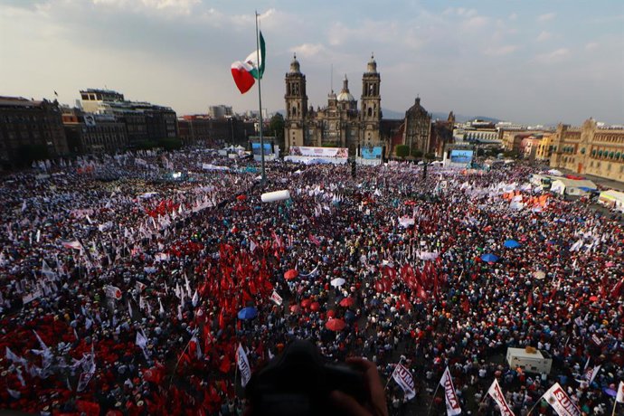Archivo - 01 March 2024, Mexico, Mexico City: Mexican leftist presidential candidate Claudia Sheinbaum's supporters gather at Plaza de la Constitucion for an election campaign event. 