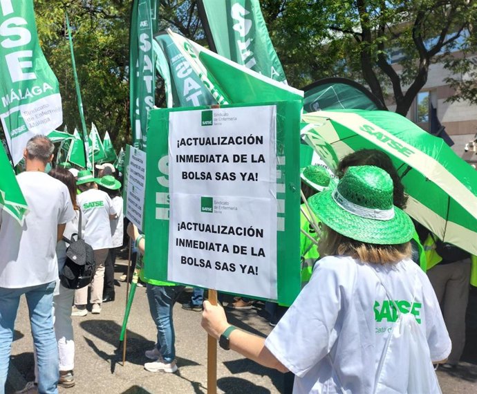 Concentración de Satse para exigir la actualización de la bolsa de empleo del SAS.