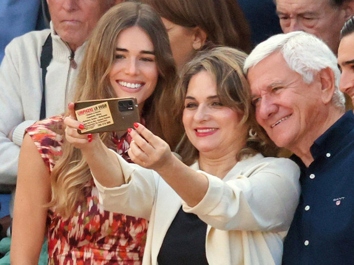 Ana Soria en la plaza de toros de Nimes con sus padres