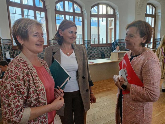 La presidenta de Mujeres de Empresa, Elvira Pérez (izda), y la alcaldesa de Gijón, Carmen Moriyón (dcha), antes de la inauguración de la Jornada 'Liderazgo saludable para mujeres', en la antigua Escuela de Comercio de Gijón.