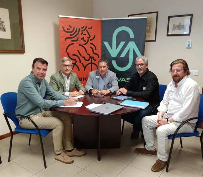 En el centro de la foto, Alberto Redondo, alcalde de La Cistérniga y Eduardo Cabanillas, segundo por la izquierda, gerente de AUVASA. Acompañados de otros responsables técnicos.