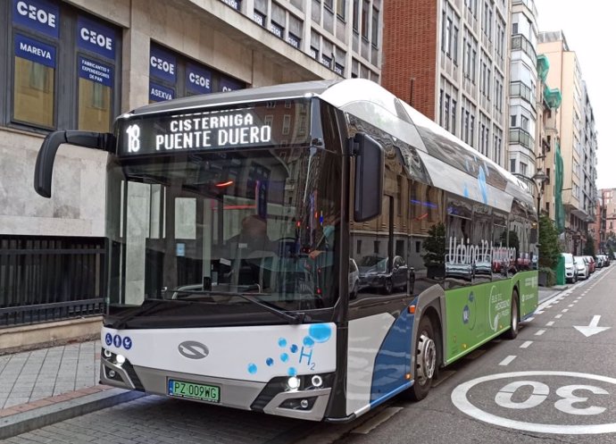 Archivo - El autobús de hidrógeno en pruebas en la línea 18.