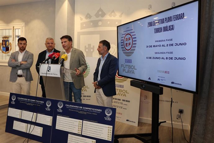 El vicepresidente de Deportes de la Diputación, Juan Rosas; el alcalde de Torrox, Óscar Medina; y el presidente del Comité Nacional de Futbol Playa de la Real Federación Española de Fútbol, Diego Martínez, presentan Campeonatos Nacionales de Fútbol Play