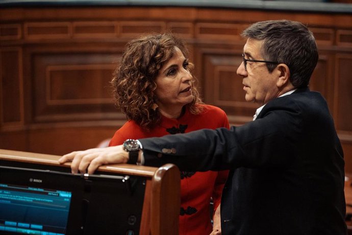 La vicepresidenta primera y ministra de Hacienda, María Jesús Montero, y el portavoz del PSOE en el Congreso, Patxi López, durante una sesión plenaria en el Congreso de los Diputados, a 23 de mayo de 2024, en Madrid (España). 