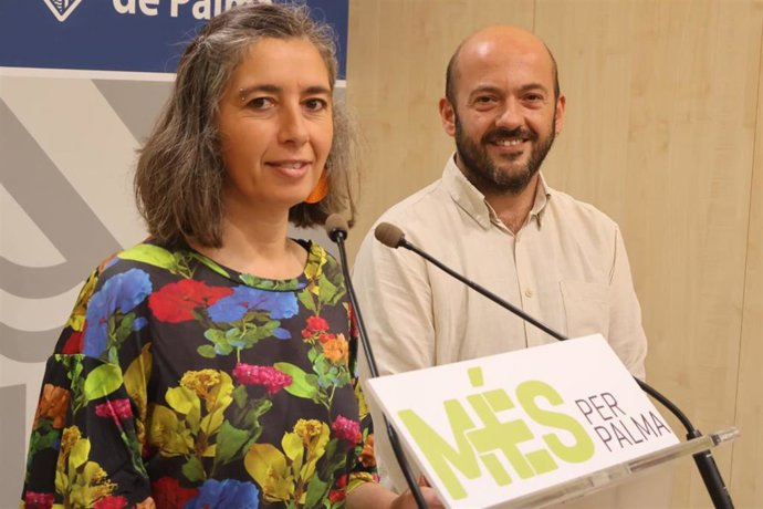 La portavoz de MÉS per Palma, Neus Truyol, y el regidor de la formación Miquel Àngel Contreras.