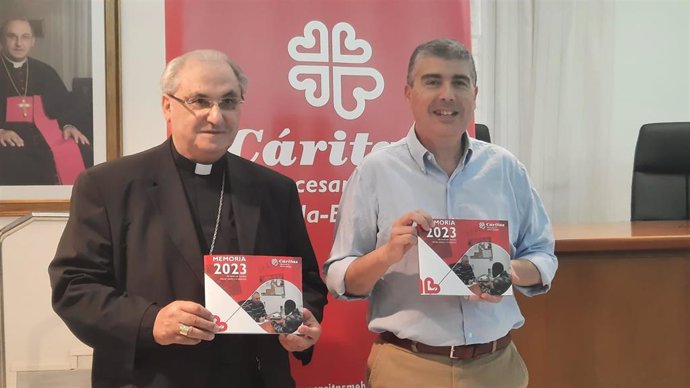 El arzobispo de Mérida-Badajoz, Celso Morga, y el director de Cáritas Diocesana de Mérida-Badajoz, Jesús Pérez Mayo, presentan la memoria anual de la organización.