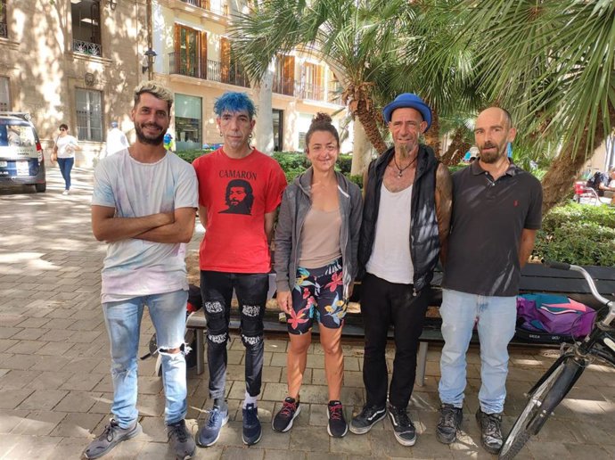 El presidente de la asociación Nou Circ Social Balears, David Peralta, junto a sus compañeros para pedir que Cort suprima de la nueva normativa cívica las cuestiones relativas al gremio de payasos.