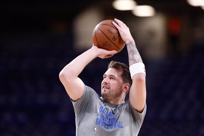 Archivo - Luka Doncic en el calentamiento del partido de los Dallas Mavericks ante el Real Madrid en el Wizink Center