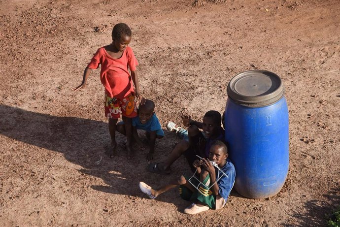 Archivo - Desplazados internos de la región de Mopti en la capital de Malí, Bamako (archivo)