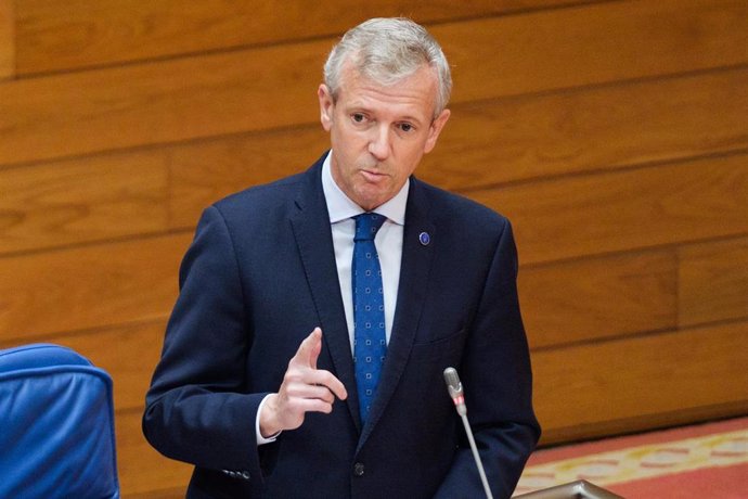 El presidente de la Xunta, Alfonso Rueda, en el hemiciclo.