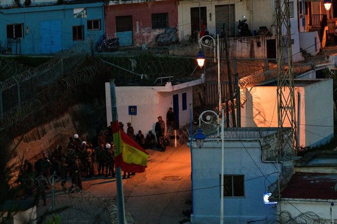 Archivo - Militares vigilan el paso fronterizo de la barriada de Benzu tras un intento de salto de valla por alrededor de 200 migrantes, a 30 de octubre de 2023, en Ceuta