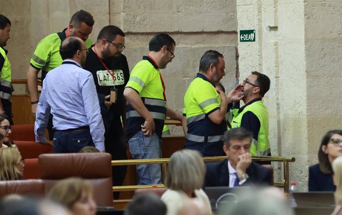 Archivo - Una delegación de trabajadores de Acerinox en el Pleno del Parlamento andaluz el pasado 11 de abril.