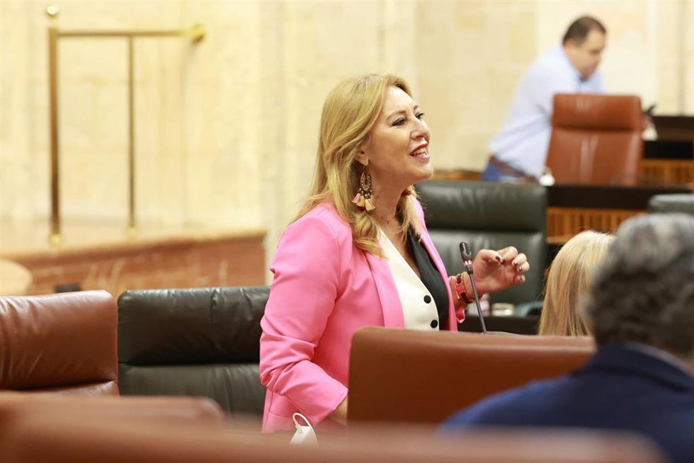 La consejera de Economía, Hacienda y Fondos Europeos, Carolina España, en el pleno del Parlamento andaluz.