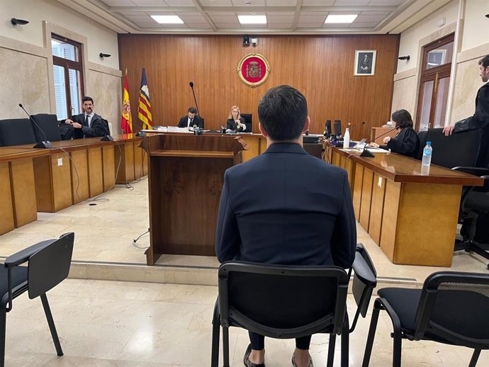 El acusado de abusos sexuales a su sobrino, en el juicio en la Audiencia Provincial.